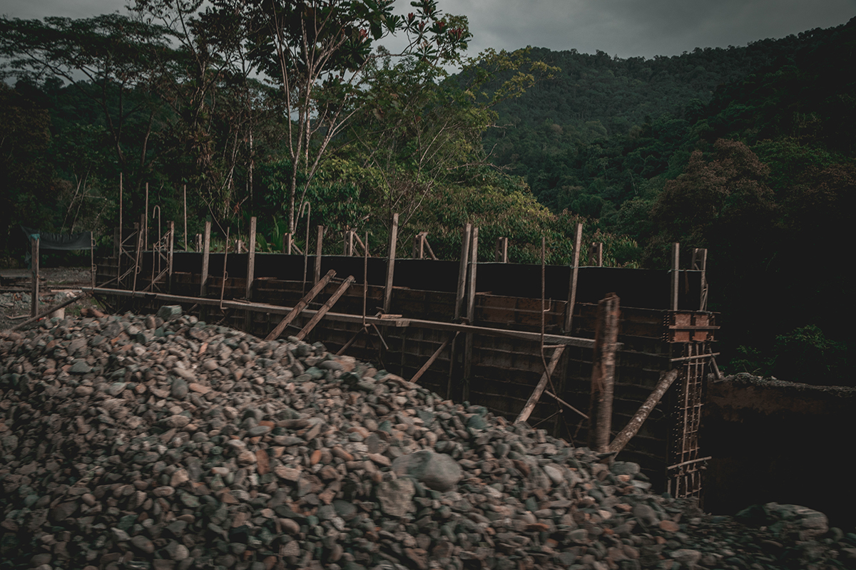 Gissela sonríe en las penumbras de una casa