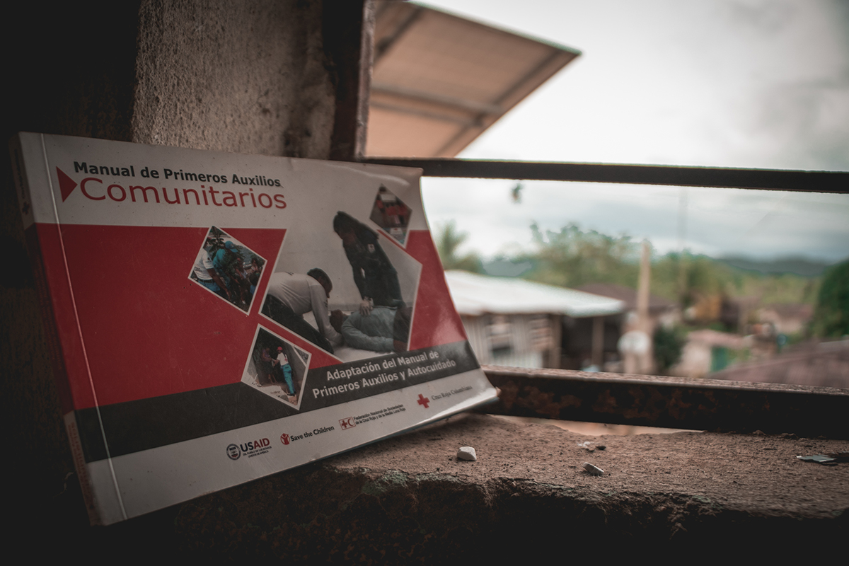 Gissela sonríe en las penumbras de una casa