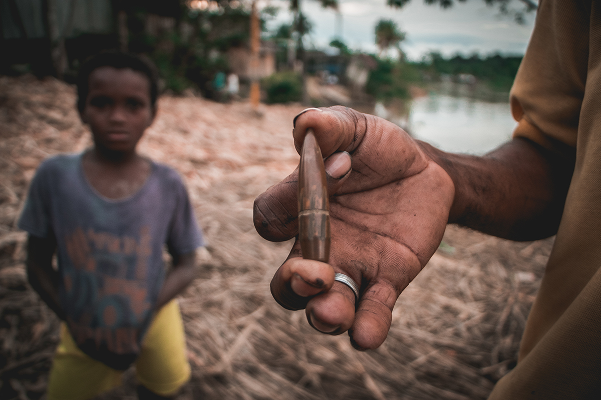 Gissela sonríe en las penumbras de una casa